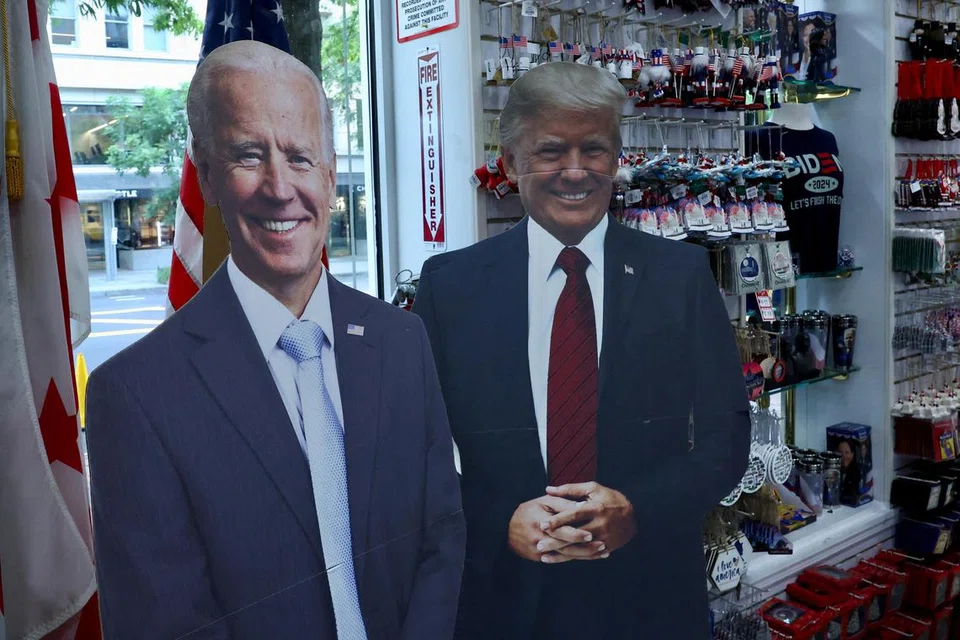 Potongan gambar Presiden Amerika Syarikat, Encik Joe Biden, dan calon presiden Republikan, Encik Donald Trump, dipamerkan di kedai cenderamata di Washington pada 10 Julai sedang Encik Biden berdepan desakan untuk menarik balik pencalonannya sejak prestasi buruk menentang Encik Trump dalam debat presiden pertama mereka pada 27 Jun.