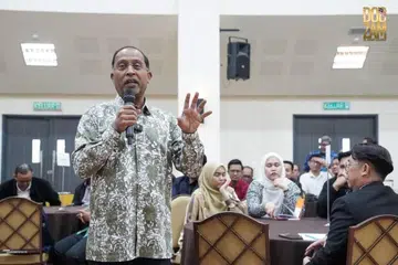 Menteri Pendidikan Tinggi yang juga Setiausaha Agung Barisan Nasional (BN), Datuk Seri Zambry Abdul Kadir (kiri) dalam program bersama penuntut Akademik Kepimpinan Pendidikan Tinggi (AKEPT), di Nilai, Negeri Sembilan, pada 17 Mac.