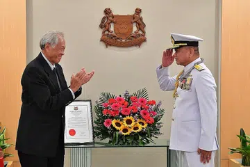 PENGHORMATAN TENTERA: Panglima Tentera Laut Diraja Thai (RTN), Laksamana (Adm) Somprasong Nilsamai (kanan) dianugerahkan Pingan Jasa Gemilang (Tentera) oleh Menteri Pertahanan, Dr Ng Eng Hen (kiri). - Foto MINDEF