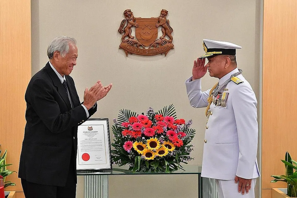 PENGHORMATAN TENTERA: Panglima Tentera Laut Diraja Thai (RTN), Laksamana (Adm) Somprasong Nilsamai (kanan) dianugerahkan Pingan Jasa Gemilang (Tentera) oleh Menteri Pertahanan, Dr Ng Eng Hen (kiri). - Foto MINDEF