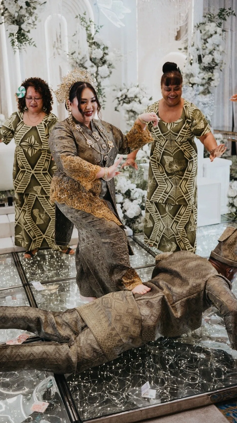 Cik Natasha dan Encik Daniel, mengenakan pakaian songket pengantin ketika menari mengikut lagu ‘O Le Taualuga’.