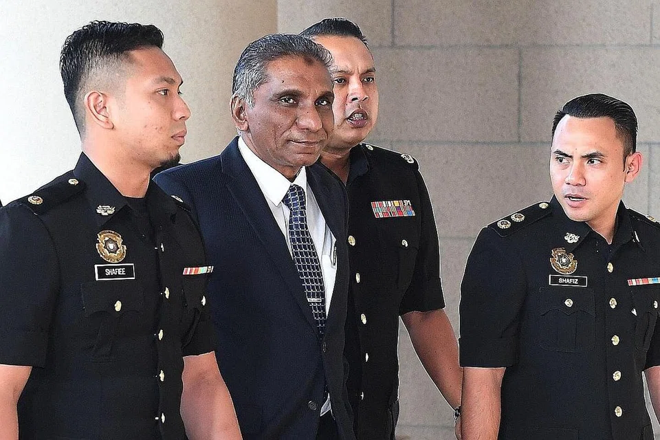 HADAPI PERTUDUHAN BERSAMA: Bekas perdana menteri Malaysia, Datuk Seri Najib Tun Razak, dan bekas ketua setiausaha perbendaharaan negara, Tan Sri Mohd Irwan Serigar Abdullah (gambar atas), mengaku tidak bersalah semalam terhadap enam pertuduhan pecah amanah berkaitan skandal 1Malasia Development Bhd (1MDB) membabitkan dana kira-kira RM6.6 bilion ($2.19 bilion). - Foto AFP