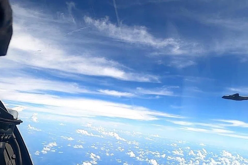 Gambar pesawat Iluyshin ll-76 milik tentera China yang dipintas oleh pesawat Tentera Udara Diraja Malaysia. - Foto FACEBOOK TUDM