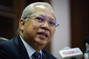 TAN SRI ANNUAR MUSA: Mendapat tahu tentang pemecatan dari pihak media. - Foto LIANHE WANBAO