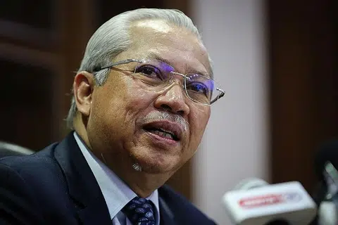 TAN SRI ANNUAR MUSA: Mendapat tahu tentang pemecatan dari pihak media. - Foto LIANHE WANBAO
