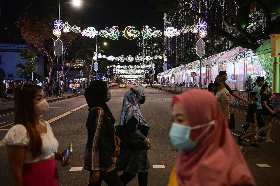 SAMBUTAN HANGAT: Menyusuli sambutan yang memberangsangkan, bazar di Geylang Serai akan diperluas. - Foto fail