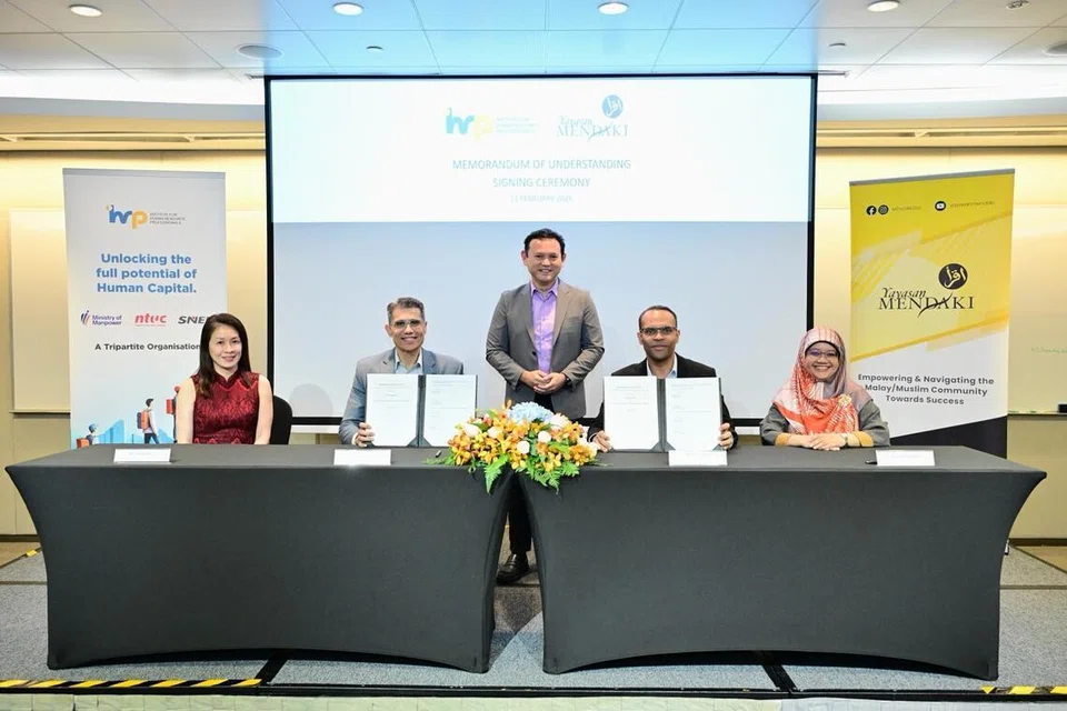 Ketua Pegawai Eksekutif (CEO) Mendaki, Encik Mohamed Feroz Mohamed Akber (dua dari kanan) bergambar bersama CEO Institut Karyawan Sumber Manusia, Encik Aslam Sardar (dua dari kiri) setelah menandatangani Memorandum Persefahaman (MoU) di Pusat Kesatuan Kongres Sekerja Kebangsaan (NTUC) yang terletak di One Marina Boulevard pada 11 Februari. Turut menyaksikan pemeteraian MOU tersebut adalah Pengerusi Mendaki, yang juga Menteri Negara Kanan (Pertahanan merangkap Kemampanan dan Sekitaran), Encik Zaqy Mohamad (tengah); Timbalan CEO IHRP, Cik Shirley Lim (kiri); dan Timbalan CEO Yayasan Mendaki, Dr Noraslinda Zuber (kanan).