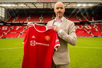 PENYOKONG TIDAK GHAIRAH: Ketibaan Ten Hag umumnya disambut penyokong United dengan tuntutan. Mereka membuat tuntutan, supaya pengurus baru itu diberi kebebasan, peluang dan ruang; serta pemain yang tidak 100 peratus komited kepada jersi kelab meninggalkan United. - Foto-foto EPA-EFE/REUTERS