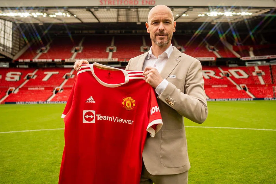 PENYOKONG TIDAK GHAIRAH: Ketibaan Ten Hag umumnya disambut penyokong United dengan tuntutan. Mereka membuat tuntutan, supaya pengurus baru itu diberi kebebasan, peluang dan ruang; serta pemain yang tidak 100 peratus komited kepada jersi kelab meninggalkan United. - Foto-foto EPA-EFE/REUTERS