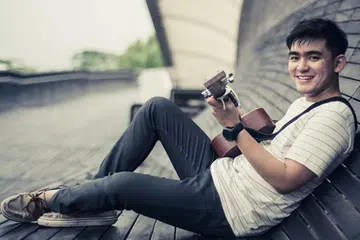 SERIUS BURU ILMU MUZIK: Hydir Idris menganggap ijazah sarjana muda persembahan muzik pop (Vokal Pop) dengan kepujian kelas dua atas daripada Maktab Seni Lasalle sebagai bekalan terus memburu impian menjadi penggubah lagu dan penyanyi yang gigih menyumbang kepada bidang seni. - Foto ihsan HYDIR IDRIS