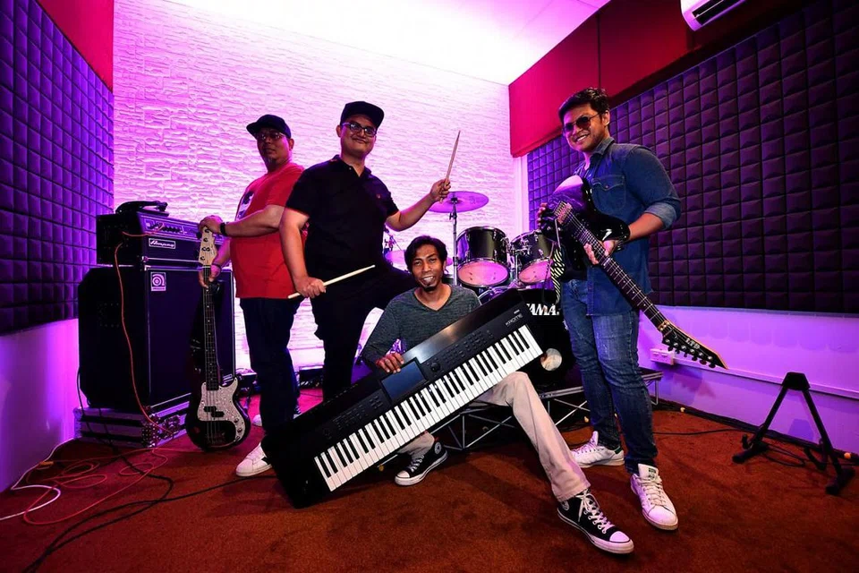 TERDEDAH PADA PELBAGAI ACARA: Dalam tempoh pandemik, Voz Band, yang terdiri daripada (dari kiri) Mohamed Khairani Abdul Rahman, Mohamad Afiq Mohd Yazid, Muhammad Rizal Abdul Jabar dan Muhammad Hidayat Hamidon sibuk mengiringi penyanyi dalam pelbagai acara dalam talian. - Foto BH oleh LIM YAOHUI