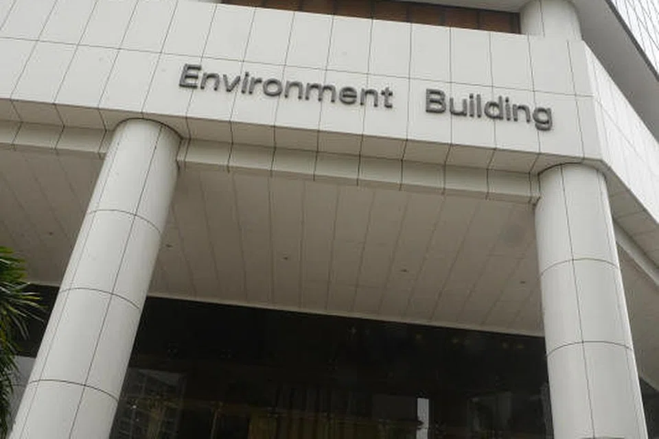 Bangunan Sekitaran, yang terletak di Scotts Road, menempatkan beberapa agensi termasuk pejabat Kementerian Sekitaran dan Sumber Air (MEWR), Agensi Sekitaran Kebangsaan (NEA) dan agensi air negara PUB.