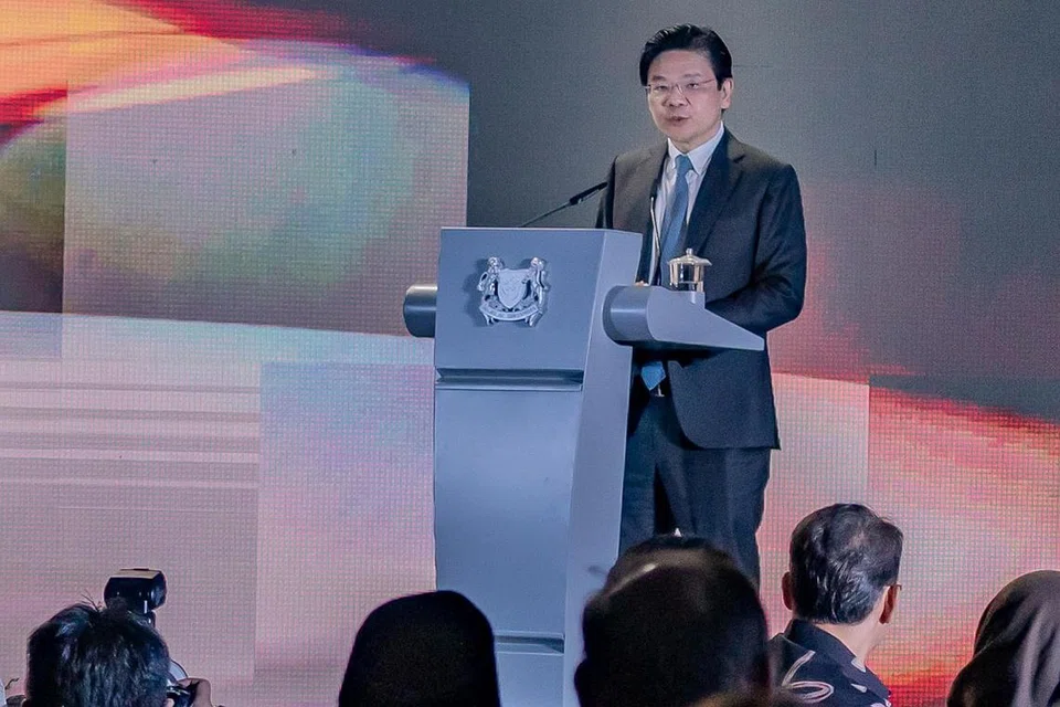 USAHA SELURUH MASYARAKAT: Encik Wong yang berucap di majlis jamuan malam sempena ulang tahun ke-70 PPIS antara lain menyentuh mengenai usaha seluruh masyarakat yang diperlukan untuk mengatasi stereotaip jantina dan memajukan perjuangan wanita. - Foto BH oleh NUR DIYANA TAHA