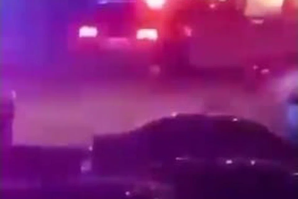 Pasukan polis dirakam dalam video dan news9live.com melaporkan berlaku pertempuran antara anggota polis dengan militan ketika sekitar 700 anggota jemaah berada sebuah masjid di kawasan Al-Wadi Al-Kabir, Muscat, Oman.