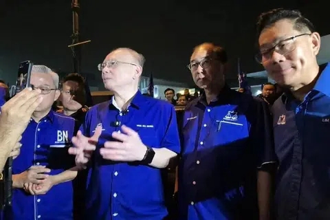Presiden Persatuan Cina Malaysia (MCA), Datuk Seri Dr Wee Ka Siong (tiga dari kanan) bersama pimpinan MCA yang hadir pada majlis pengumuman calon Barisan Nasional (BN) untuk Pilihan Raya Negeri (PRN) Melaka pada malam 24 Oktober, bertindak keluar dewan selepas tidak berpuas hati dengan pengagihan kerusi untuk ditandingi MCA pada PRN itu.