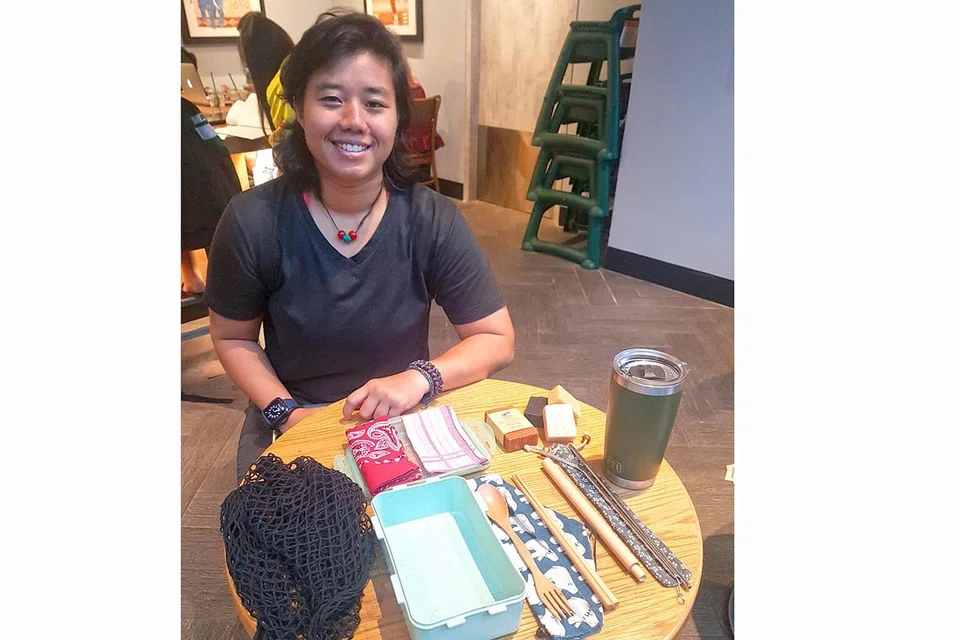 KATAKAN TIDAK KEPADA PLASTIK: Cik Azurah bawa bekas makanan, bekas air, straw besi, sudu garfu buluh dan beg kain daripada rumah supaya tidak perlu gunakan barangan plastik semasa menjamu selera atau berbelanja di luar. - Foto BM oleh NUR DHUHA ESOOF