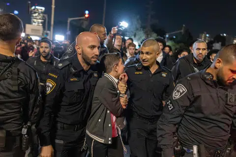Polis Israel menahan seorang pemuda Yahudi ultra-Ortodoks semasa satu protes menentang kerahan wajib ke dalam tentera Israel di Bnei Brak, berhampiran Tel Aviv, pada 22 Disember 2025.
