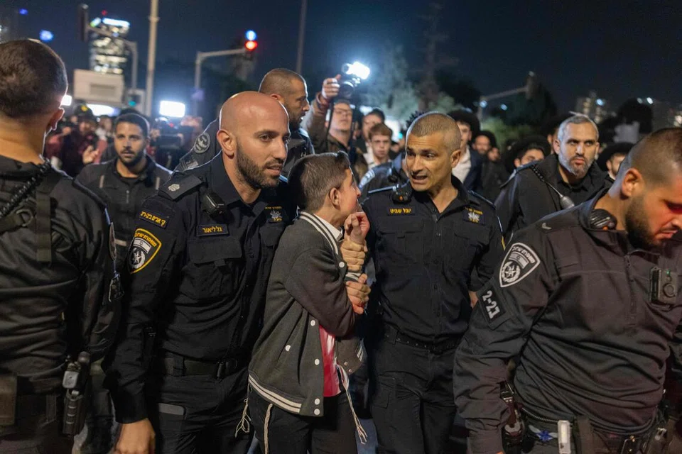 Polis Israel menahan seorang pemuda Yahudi ultra-Ortodoks semasa satu protes menentang kerahan wajib ke dalam tentera Israel di Bnei Brak, berhampiran Tel Aviv, pada 22 Disember 2025.