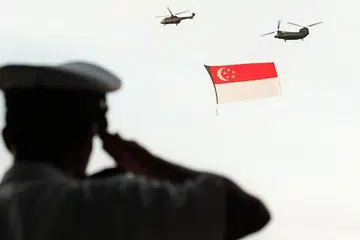 MERAYAKAN KEMERDEKAAN: Rakyat Singapura meraikan Hari Kebangsaan ke-49 esok. - Foto