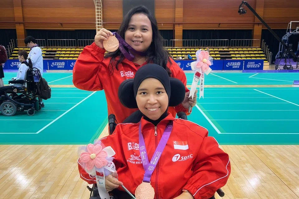 Nurulasyiqah Mohd Taha (duduk) bersama operator ramp dan rakan sepasukan Nur Azizah meraikan kejayaan meraih pingat gangsa individu BC3 di Piala Dunia Boccia Beijing, 12 Jun 2025.