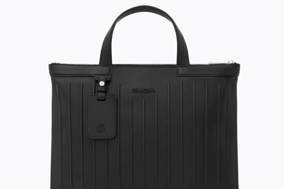 Beg Jinjing Kulit Berzip, Rimowa ‘Never Still’ hanya tersedia dalam warna hitam.
