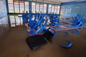 Keadaan bilik darjah di Sekolah Kebangsaan (SK) Pintas, Beaufort, Sabah, yang dilanda banjir dan ditutup pada 9 Mac.