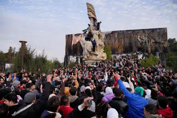 Orang ramai berkumpul di Dataran Saadallah al-Jabiri, Aleppo, Syria, pada 8 Disember untuk meraikan kejatuhan pemerintahan Presiden Bashar al-Assad.