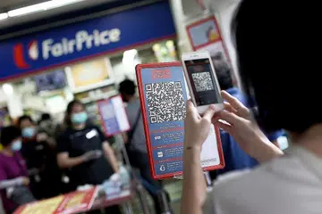 DIPERKENALKAN SEMULA: Orang ramai kini perlu mendaftar masuk menggunakan pintu masuk SafeEntry dan TraceTogether-only SafeEntry (TT-only SE) apabila mereka mengunjungi pasar raya mulai 21 Julai ini. - Foto fail