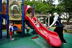 TEROKA INDUSTRI BARU: Cik Nur Fazila mencuba kerjaya baru sebagai pelatih penolong pendidik di PCF Sparkletots @ Fernvale selepas diberhentikan kerjanya dalam industri perkhidmatan pelanggan pada tahun lalu akibat Covid-19. - Foto BH oleh LIM YAOHUI