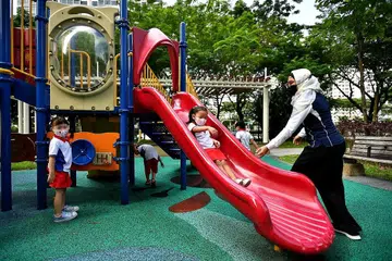 TEROKA INDUSTRI BARU: Cik Nur Fazila mencuba kerjaya baru sebagai pelatih penolong pendidik di PCF Sparkletots @ Fernvale selepas diberhentikan kerjanya dalam industri perkhidmatan pelanggan pada tahun lalu akibat Covid-19. - Foto BH oleh LIM YAOHUI