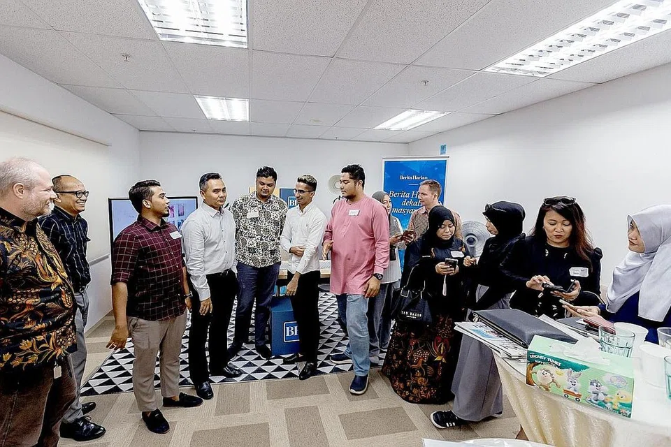 SESI RANGKAIAN NIAGA: Salah sebuah dari tiga sesi rangkaian niaga diadakan di bilik berita BH bagi mengenal lebih rapat dengan para peniaga setempat. - Foto fail 