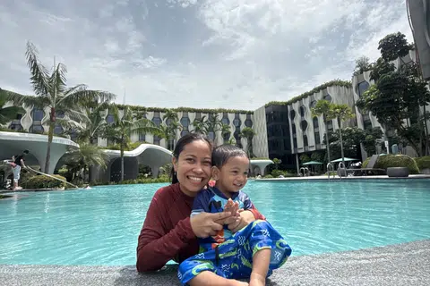 Wartawan, Cik Nur Syuhrah Hassan, bersama anaknya, Nahil Ibrahim, di Adventure Pool.