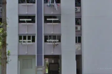 Cik Nur Natasha Imran menggunakan Google Street View untuk melihat jendela arwah neneknya, Allahyarhamha Hajjah Asmah Sheikh Ally, pada 2017, yang masih terbuka dengan jemuran baju yang tersidai.
