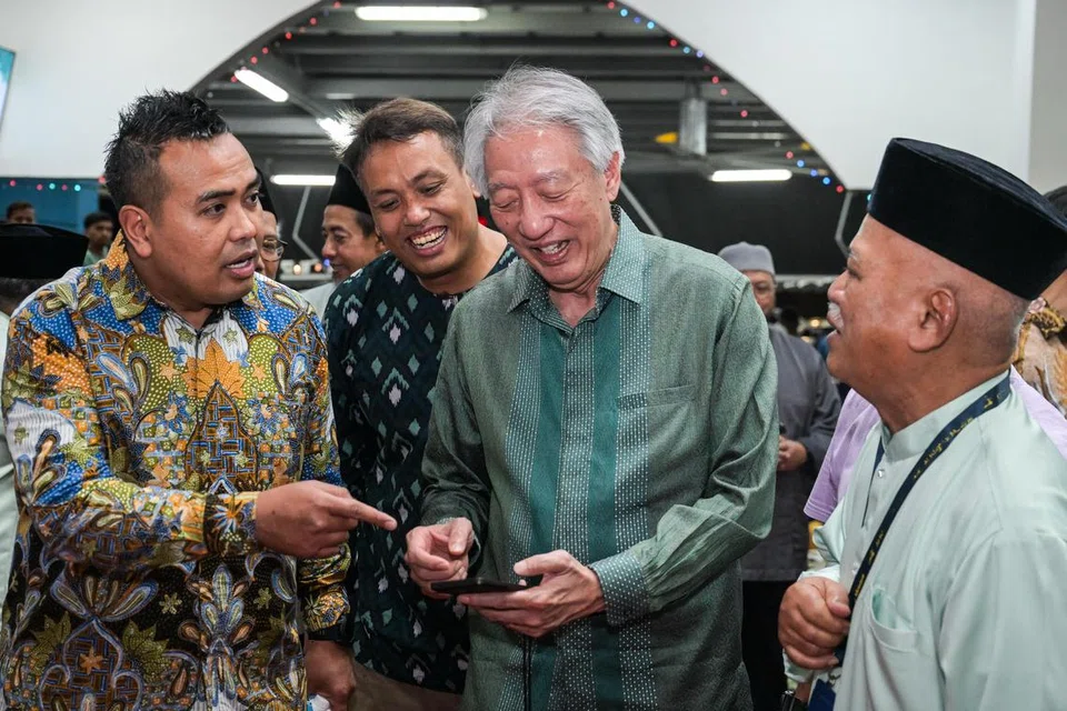 (Dari kiri) Anggota Parlimen (AP) GRC Pasir Ris-Punggol, Encik Sharael Taha; Pengerusi M³@Pasir Ris-Punggol, Encik Azuan Tan dan Menteri Kanan, Encik Teo Chee Hean, yang juga AP GRC Pasir-Ris Punggol beramah mesra ketika majlis berbuka di Masjid Al-Istighfar. 