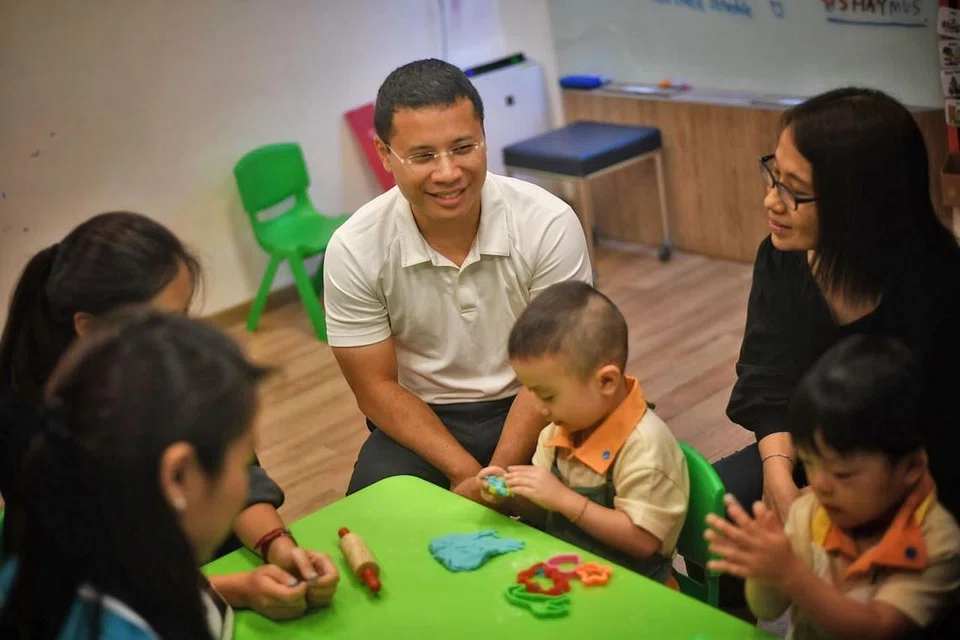 UMUM BANTUAN: Encik Desmond Lee (tengah) umum bantuan bagi keluarga yang mempunyai anak dengan keperluan pembangunan. - Foto BH oleh ARIFFIN JAMAR
