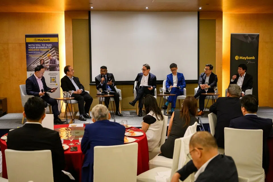 Ketua Pegawai Eksekutif Negara Maybank Singapura, Encik Alvin Lee (duduk menghadap kamera, empat dari kanan), dalam sesi dialog bersama pakar industri tentang peluang pelaburan di Zon Ekonomi Khas Johor-Singapura (JS-SEZ). (Gambar sisipan) pakar ekonomi Maybank, Dr Chua Hak Bin. 