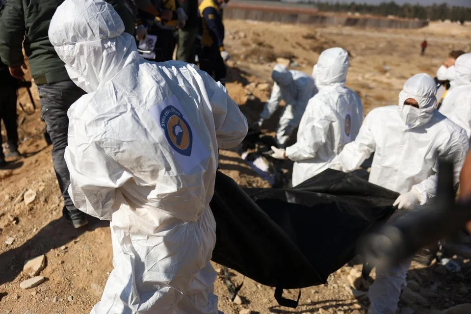 Anggota kumpulan Pertahanan Awam Syria, White Helmets, membawa beg mayat selepas beberapa jasad dan sisa manusia ditemui di sepanjang jalan menuju ke lapangan terbang di Damsyik, Syria, pada 16 Disember.
Sebanyak 17 jasad dan 24 beg berisi tulang manusia ditemui dibuang di tepi jalan menuju ke Lapangan Terbang Antarabangsa Damsyik. 