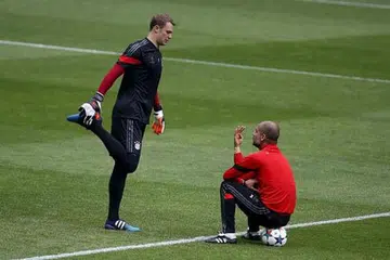 DENGAR KATA JURULATIH: Penjaga gawang Bayern Munich, Manuel Neuer (kiri), sedang mendengar kata-kata jurulatih Pep Guardiola dalam satu sesi latihan sebelum mereka berdepan dengan Porto minggu lalu. - Foto REUTERS