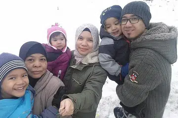 SAHUT CABARAN: Encik Fadhlur Rahman (kanan) membuat kajian terperinci sebelum membawa seluruh keluarga ke Canada. Bersamanya ialah keluarga beliau yang terdiri daripada Ibnu Qayyim (yang didukungnya); isterinya, Cik Siti Jamilah; Sarah Inshirah; ibu mentuanya, Cik Jamaliah; dan Ibnu Khaleel. - Foto ihsan FADHLUR RAHMAN AKBAR