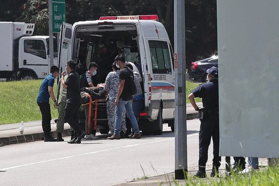 DIUSUNG KELUAR: Pasukan perubatan segera mengusung beliau keluar dari padang. - Foto BH oleh CHONG JUN LIANG