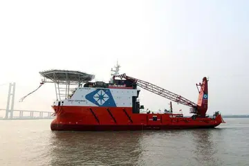 Pacific Radiance memiliki dan mengendalikan kapal luar pesisir serta menyediakan perkhidmatan dasar laut untuk industri tenaga.