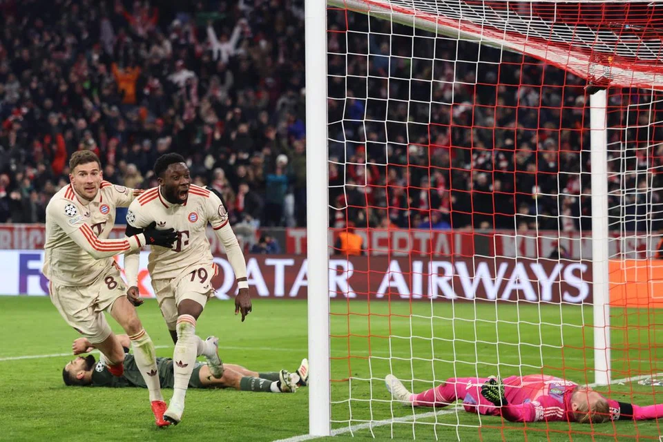 Alphonso Davies (kedua dari kiri) menjaringkan gol penyamaan pada masa tambahan, sekali gus melayakkan mereka ke pusingan seterusnya dalam Liga-liga Juara.