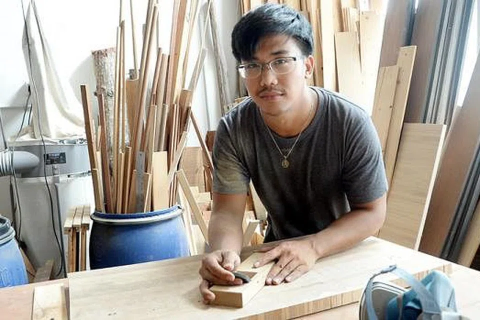 BERANI HADAPI RISIKO: Encik Rafie Chua mahu memanfaatkan zaman mudanya dengan meneroka bidang pertukangan yang amat digemarinya. - Foto JOHARI RAHMAT