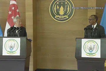 TINGKAT KERJASAMA: Encik Lee (kiri) mengalu-alukan kerjasama rapat dengan Rwanda untuk memastikan hubungan antara Singapura dengan Rwanda dapat terus berkembang lebih kukuh dalam sidang media bersama Encik Kagame (kanan). - Foto FACEBOOK LEE HSIEN LOONG