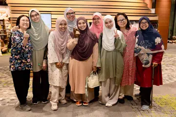 Cik Juriah Atan (kiri) dan Cik Jumaini Ariff (kanan) bergambar bersama tujuh peserta sesi bimbingan dan bengkel bercerita anjuran Persatuan Penceritaan Singapura (SAS) iaitu (dari dua dari kiri) Cik Nur Ziehan Jalil, Cik Wathiqah Abdul Malek, Cik Siti Kamirah Mohamed Nor, Cik Nur Haishah Shalong, Cik Khadijatul Kubra Mohd Harun, Cik Noor Hidayah Sheikh Omar dan Cik Norhaiyah Mahmood. 