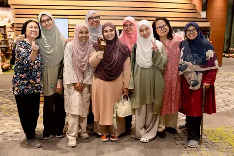 Cik Juriah Atan (kiri) dan Cik Jumaini Ariff (kanan) bergambar bersama tujuh peserta sesi bimbingan dan bengkel bercerita anjuran Persatuan Penceritaan Singapura (SAS) iaitu (dari dua dari kiri) Cik Nur Ziehan Jalil, Cik Wathiqah Abdul Malek, Cik Siti Kamirah Mohamed Nor, Cik Nur Haishah Shalong, Cik Khadijatul Kubra Mohd Harun, Cik Noor Hidayah Sheikh Omar dan Cik Norhaiyah Mahmood. 