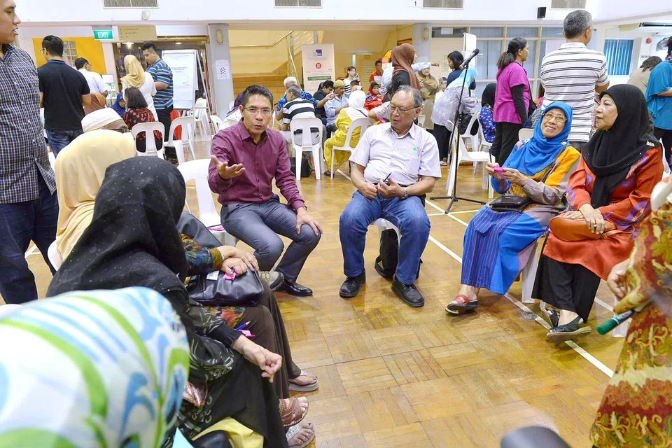 BINCANG BELANJAWAN: Penduduk East Coast GRC dan Fengshan SMC sebulat suara menyokong usaha pemerintah bantu rakyat yang memerlukan terutama kepada warga emas semasa sesi 'Dialog Pasca Belanjawan' bersama Dr Maliki Osman (berbaju ungu). - Foto TUKIMAN WARJI