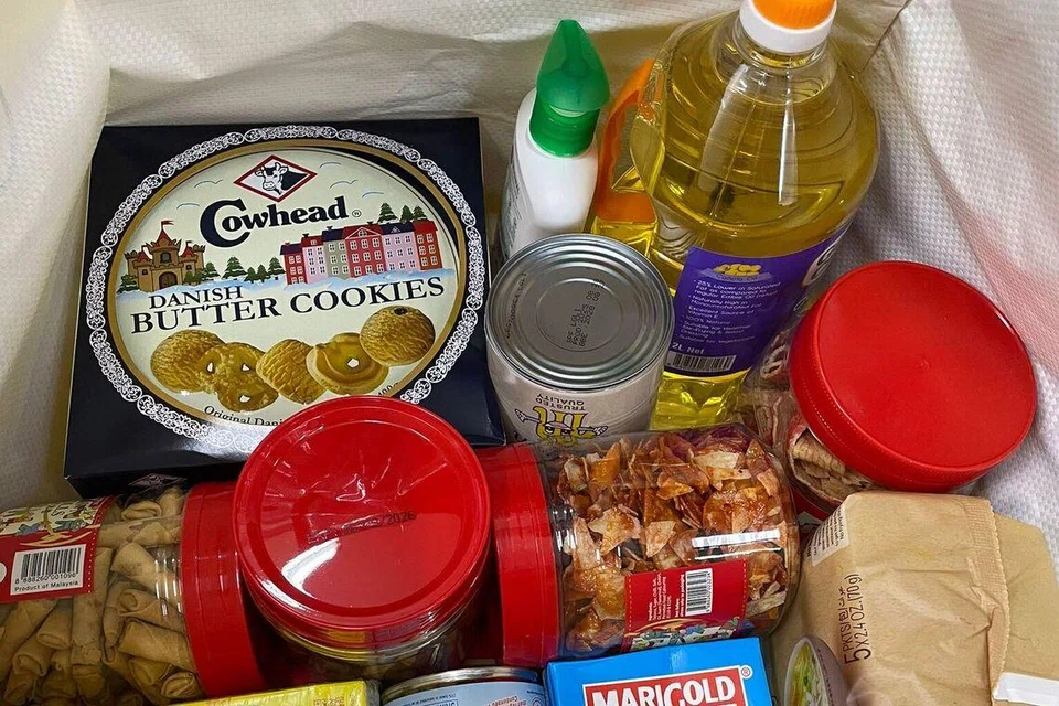 Antara kandungan pek makanan yang diagihkan kepada sekitar 2,500 penerima dalam Program Bantuan Ramadan Serantau Kumpulan Maybank 2026 adalah barangan keperluan asas seperti beras, mi segera, minyak masak, susu UHT dan susu pekat.