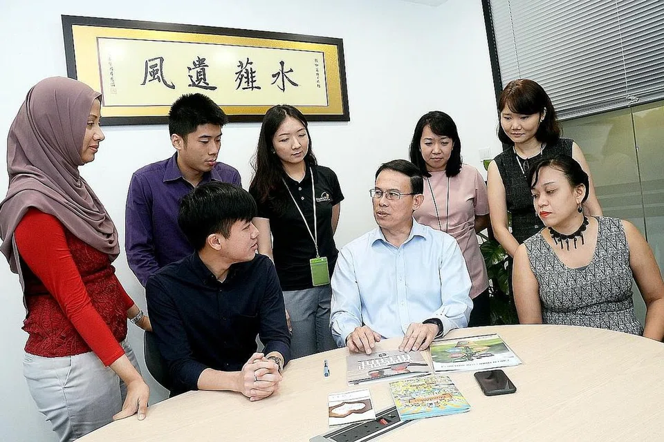 BINCANG CARA TARIK PENYERTAAN MASYARAKAT: Dr Teo (berkemeja cerah, tengah) berbincang dengan kakitangan CDC North West cara terbaik mengendalikan aktiviti untuk menarik minat masyarakat di kawasan itu.