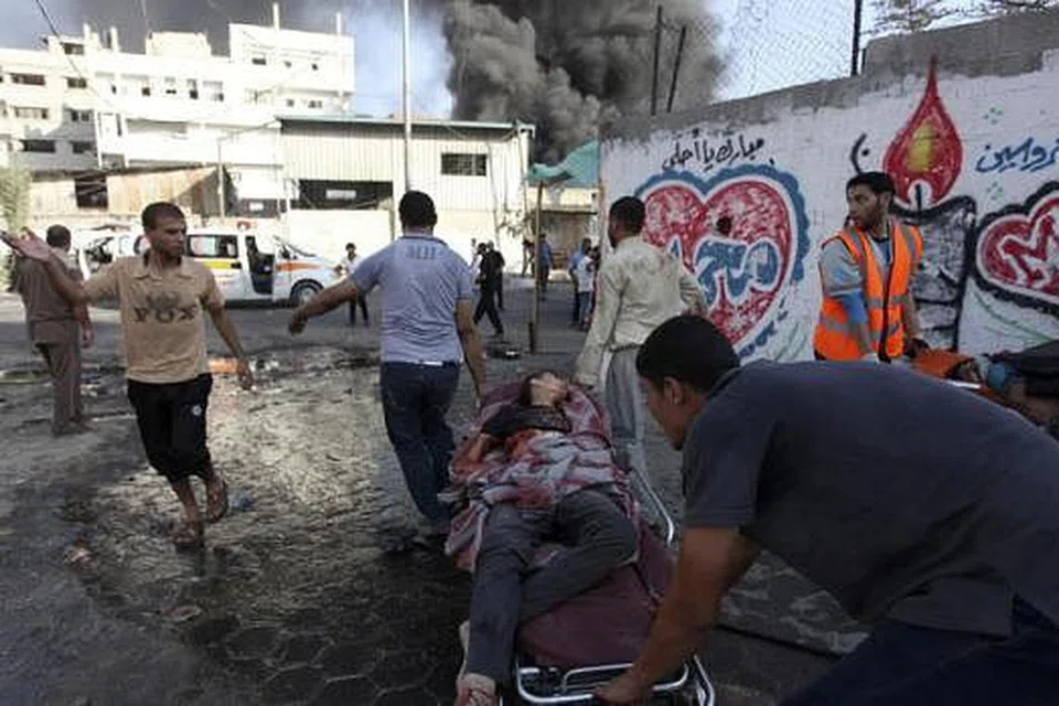 KORBAN SERANGAN: Para penduduk mengusung mayat seorang warga Palestin yang terbunuh dalam serangan di pasar di Shejaia. - Foto REUTERS